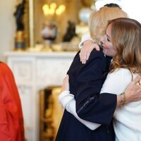 La Reina Camilla y Geri Halliwell dándose un abrazo en la recepción a los ganadores del Queen's Commonwealth Essay Competition