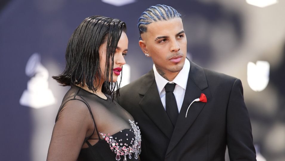 Rosalía y Rauw Alejandro en la alfombra roja de los Latin Grammy 2022