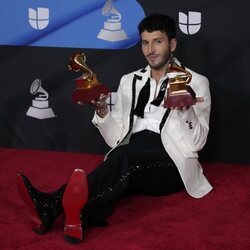 Sebastián Yatra con sus premios en los Latin Grammy 2022