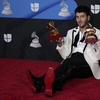 Sebastián Yatra con sus premios en los Latin Grammy 2022