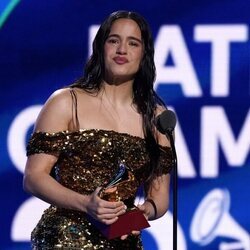 Rosalía recogiendo uno de sus premios en los Latin Grammy 2022