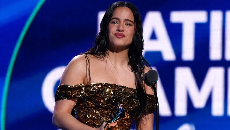 Rosalía recogiendo uno de sus premios en los Latin Grammy 2022