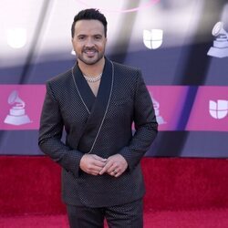 Luis Fonsi en la alfombra roja de los Latin Grammy 2022