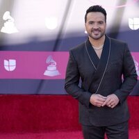 Luis Fonsi en la alfombra roja de los Latin Grammy 2022