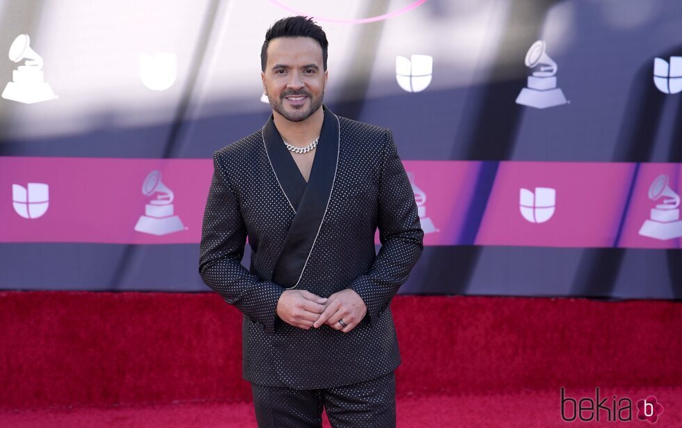 Luis Fonsi en la alfombra roja de los Latin Grammy 2022