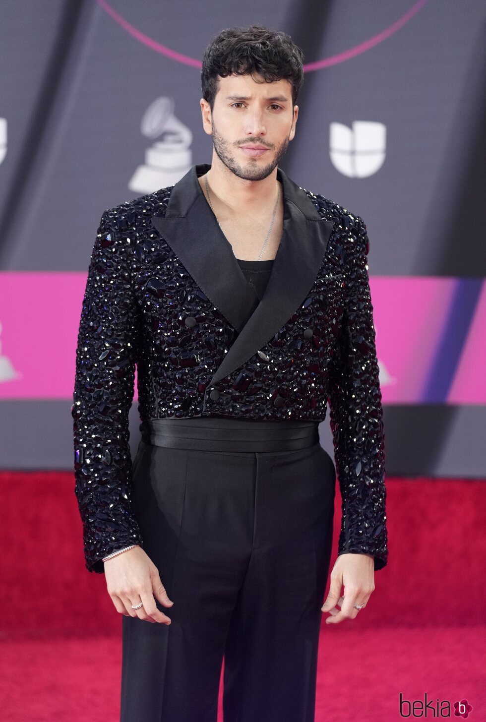 Sebastián Yatra en la alfombra roja de los Latin Grammy 2022