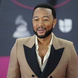 John Legend en la alfombra roja de los Latin Grammy 2022