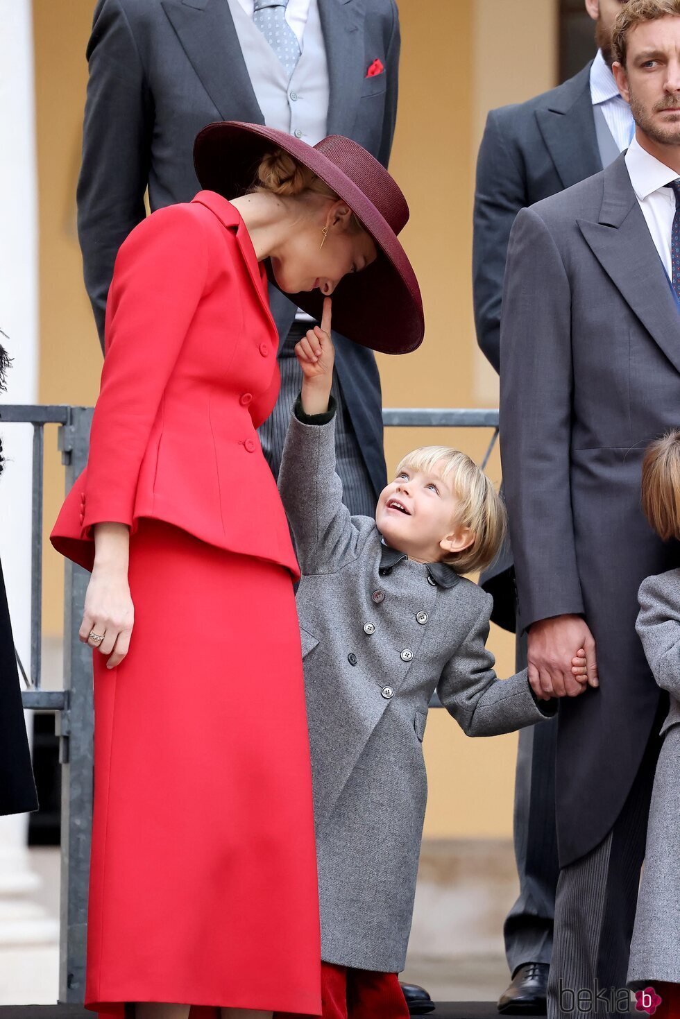 Beatrice Borromeo jugando con su hijo Francesco Casiraghi en el Día Nacional de Mónaco 2022