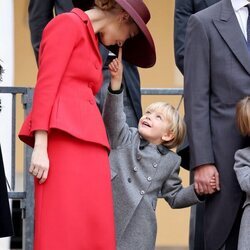 Beatrice Borromeo jugando con su hijo Francesco Casiraghi en el Día Nacional de Mónaco 2022