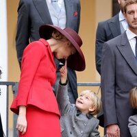 Beatrice Borromeo jugando con su hijo Francesco Casiraghi en el Día Nacional de Mónaco 2022