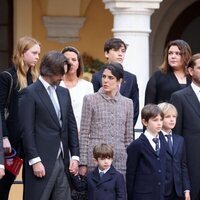 Carlota Casiraghi y Dimitri Rassam con sus hijos y su sobrino Sasha Casiraghi en el Día Nacional de Mónaco 2022