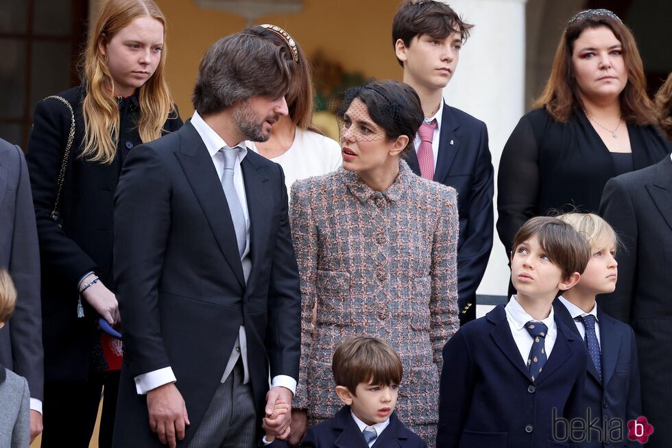 Carlota Casiraghi y Dimitri Rassam con sus hijos en el Día Nacional de Mónaco 2022