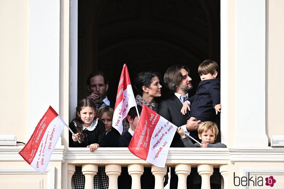 Andrea Casiraghi y sus hijos y Carlota Casiraghi, Dimitri Rassam y su hijo Balthazar con banderas en el Día Nacional de Mónaco 2022