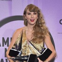 Taylor Swift con sus seis galardones en los American Music Awards 2022