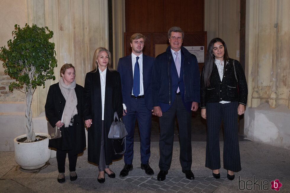 Cayetano Martínez de Irujo, Bárbara Mirjan, Genoveva Casanova, Luis y Margaret en la misa en recuerdo a la Duquesa