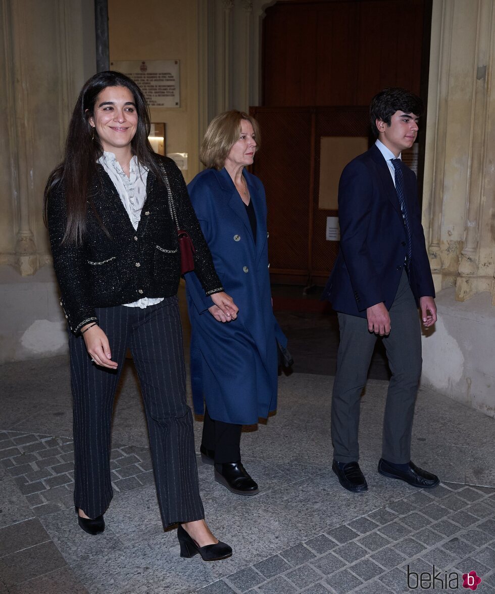 Bárbara Mirjan y familia en la misa en recuerdo a la Duquesa de Alba