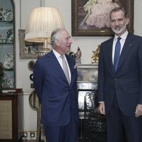 El Rey Carlos III mira a Felipe VI en su encuentro en Clarence House