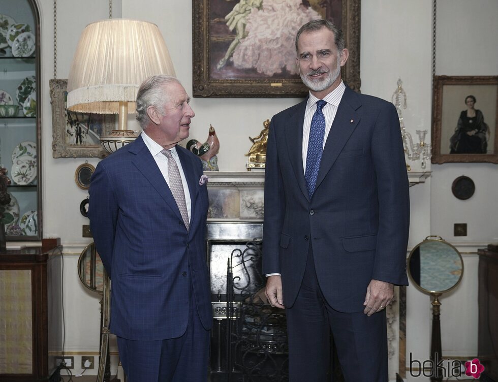 El Rey Carlos III mira a Felipe VI en su encuentro en Clarence House