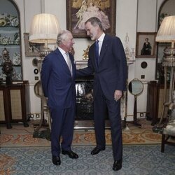 El Rey Carlos III y el Rey Felipe VI bromeando en su encuentro en Clarence House