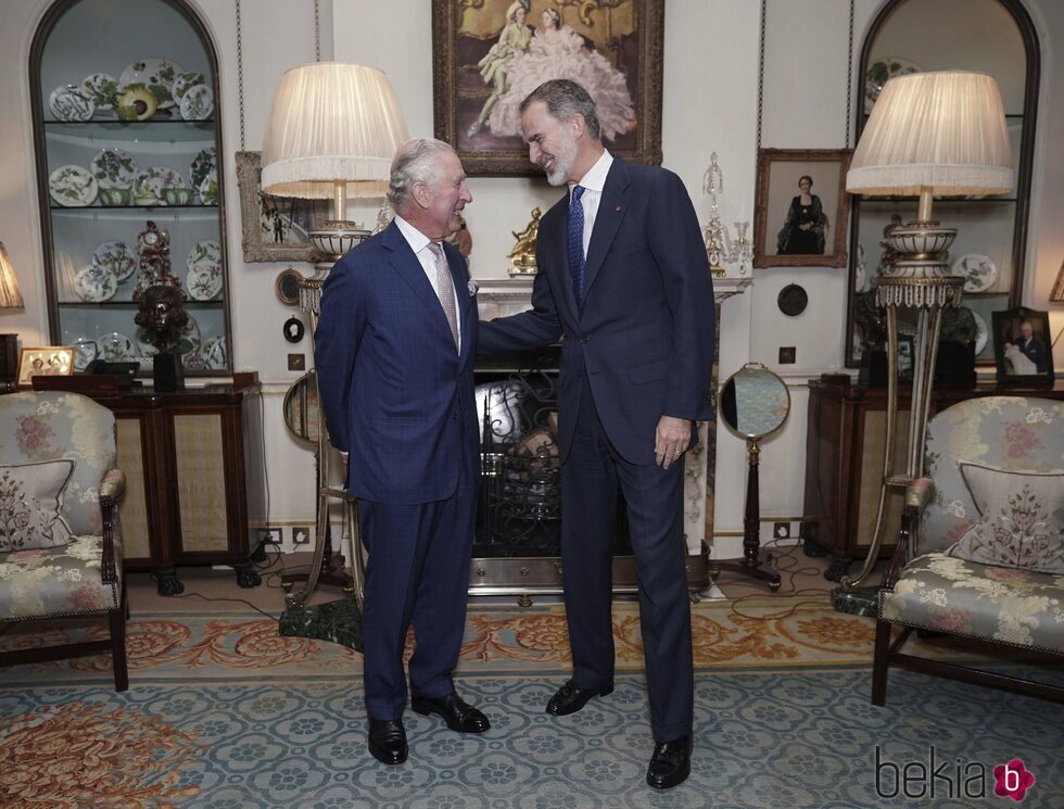 El Rey Carlos III y el Rey Felipe VI bromeando en su encuentro en Clarence House