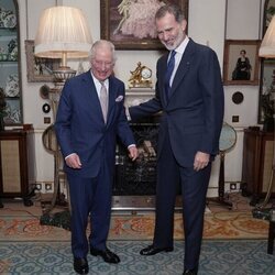 El Rey Carlos III y el Rey Felipe VI, muy cómplices en su encuentro en Clarence House