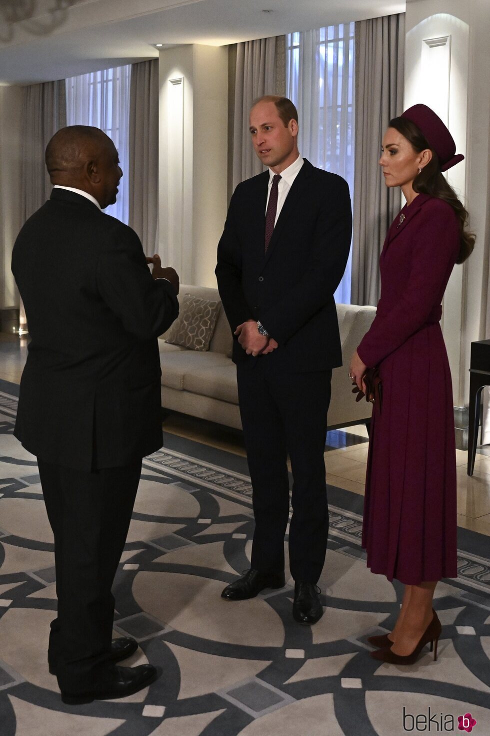 El Príncipe Guillermo y Kate Middleton hablando con el Presidente de Sudáfrica en su recibimiento por su Visita de Estado a Reino Unido