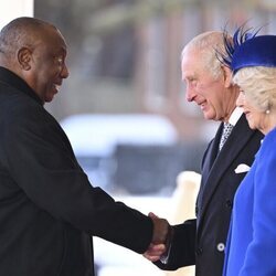 El Presidente de Sudáfrica saluda a los Reyes Carlos y Camilla en la primera Visita de Estado del reinado de Carlos III