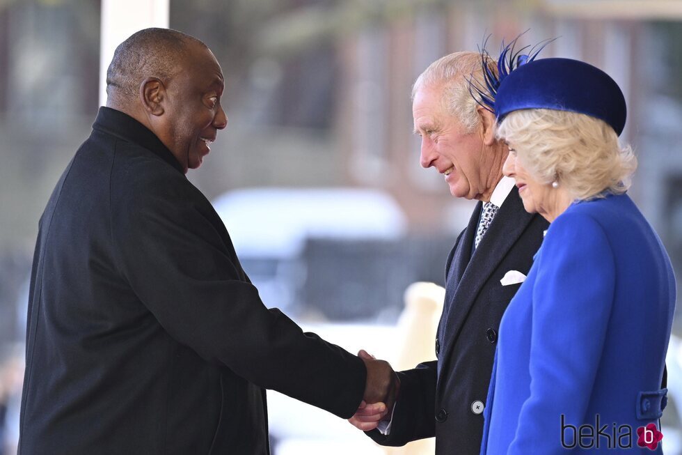 El Presidente de Sudáfrica saluda a los Reyes Carlos y Camilla en la primera Visita de Estado del reinado de Carlos III