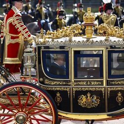 Los Reyes Carlos y Camilla con Cyril Ramaphosa en un carruaje tras la ceremonia de bienvenida al Presidente de Sudáfrica