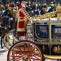 Los Reyes Carlos y Camilla con Cyril Ramaphosa en un carruaje tras la ceremonia de bienvenida al Presidente de Sudáfrica