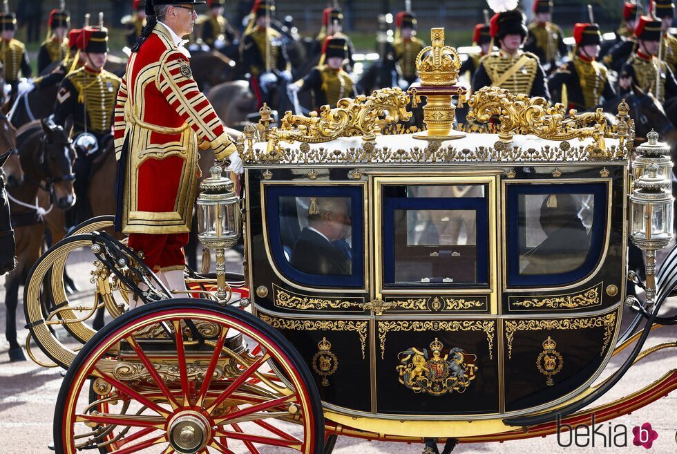 Los Reyes Carlos y Camilla con Cyril Ramaphosa en un carruaje tras la ceremonia de bienvenida al Presidente de Sudáfrica