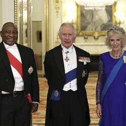 Carlos III y la Reina Camilla acompañados del Presidente de Sudáfrica en la cena que ofrecieron en su honor en Buckingham