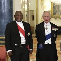 Carlos III y la Reina Camilla acompañados del Presidente de Sudáfrica en la cena que ofrecieron en su honor en Buckingham