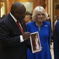 Los Reyes Carlos y Camilla y el Presidente de Sudáfrica con una foto de la Reina Isabel II y Nelson Mandela