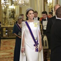 Kate Middleton con la Cambridge Lover's Knot Tiara y un brazalete de la Reina Isabel en la cena de Estado al Presidente de Sudáfrica