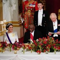 El Rey Carlos III ofrece un discurso en presencia de la Reina Camilla, la Princesa Kate y Cyril Ramaphosa en la cena de Estado al Presidente de Sudáfrica