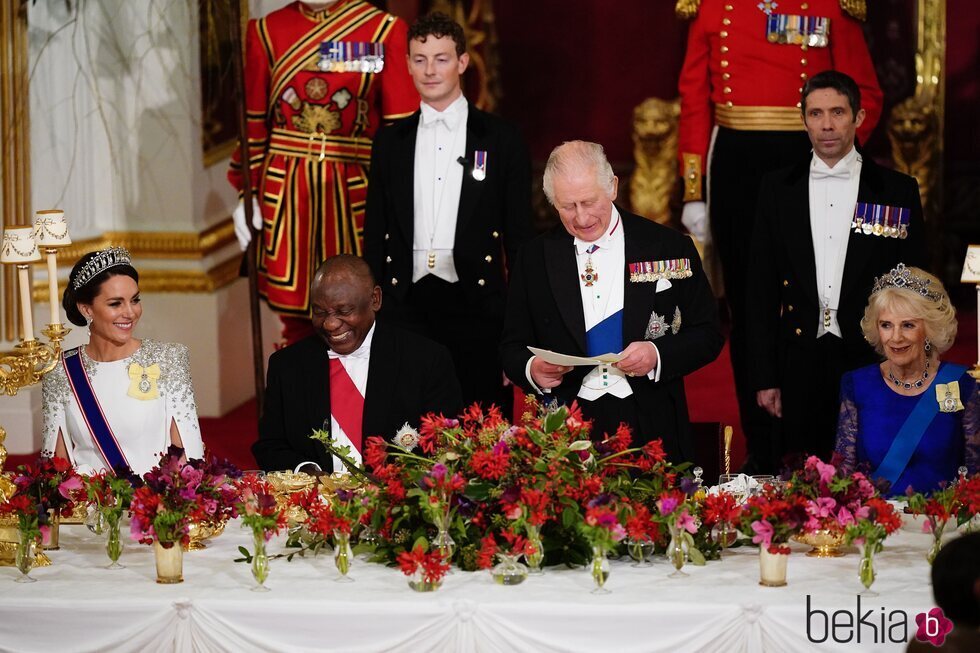 El Rey Carlos III ofrece un discurso en presencia de la Reina Camilla, la Princesa Kate y Cyril Ramaphosa en la cena de Estado al Presidente de Sudáfrica