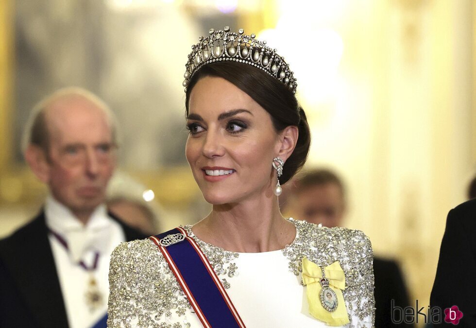 Kate Middleton con la Tiara Cambridge Lover's Knot y pendientes de perlas de Lady Di en la cena de Estado al Presidente de Sudáfrica