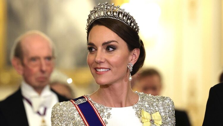 Kate Middleton con la Tiara Cambridge Lover's Knot y pendientes de perlas de Lady Di en la cena de Estado al Presidente de Sudáfrica