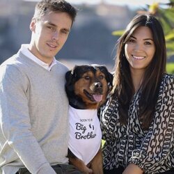 Louis y Marie Ducruet anunciando que esperan su primer hijo junto a su perro Pancake