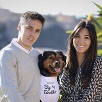 Louis y Marie Ducruet anunciando que esperan su primer hijo junto a su perro Pancake