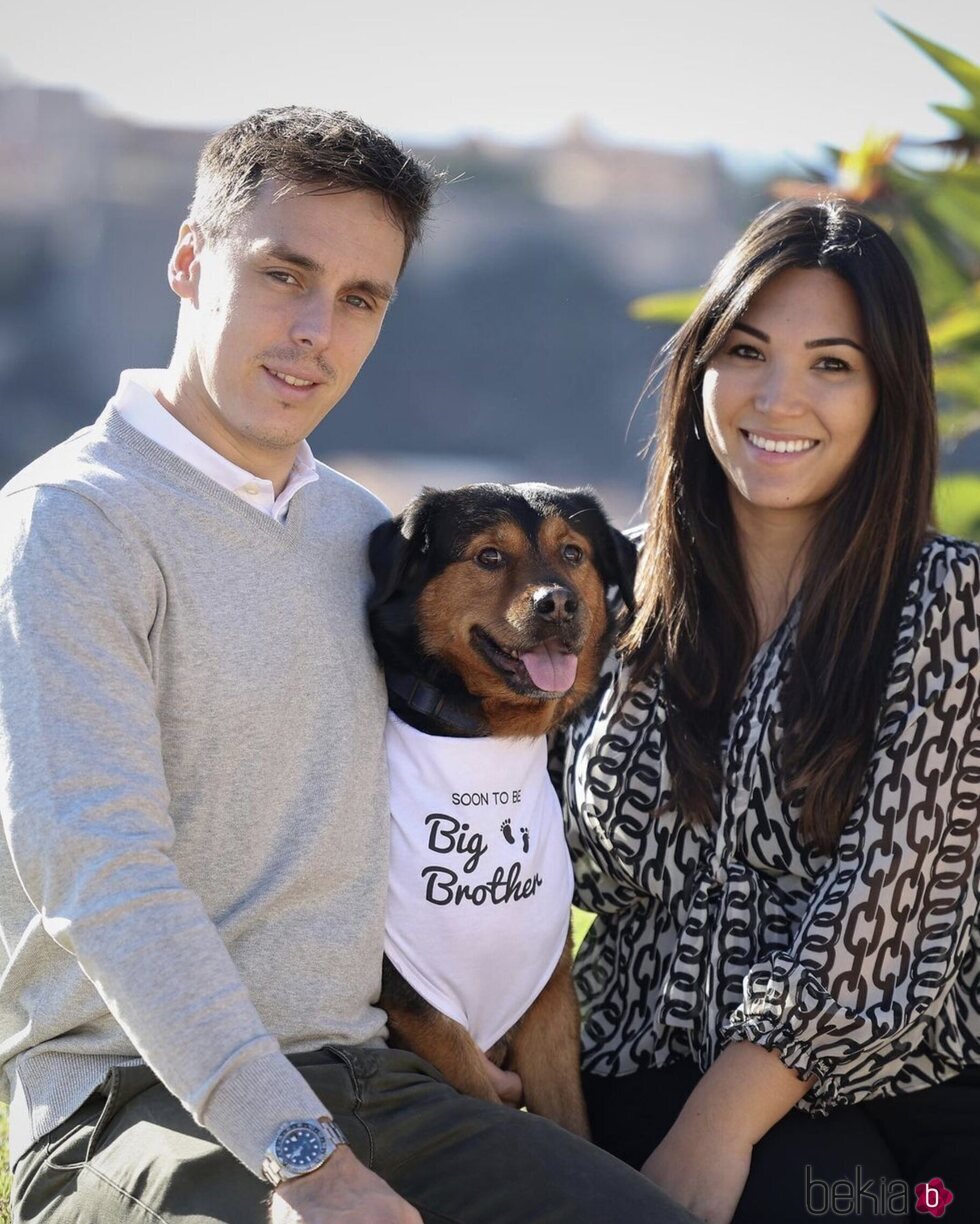 Louis y Marie Ducruet anunciando que esperan su primer hijo junto a su perro Pancake