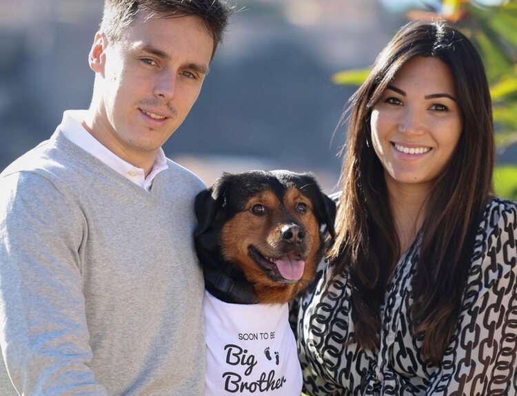 Louis y Marie Ducruet anunciando que esperan su primer hijo junto a su perro Pancake