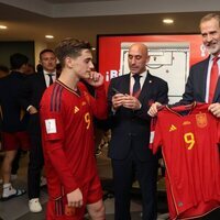 El Rey Felipe VI recibe la camiseta de la Selección Española de Gavi en el Mundial de Catar