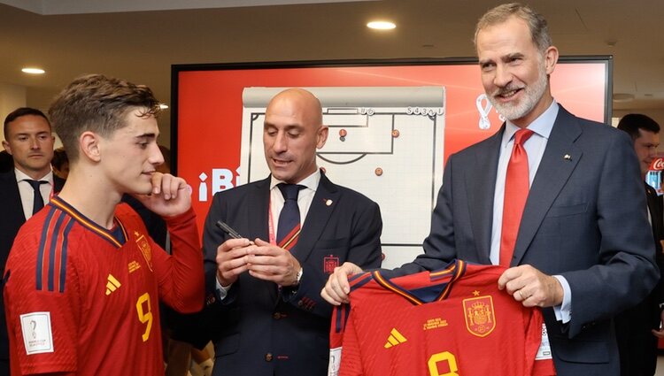 El Rey Felipe VI recibe la camiseta de la Selección Española de Gavi en el Mundial de Catar