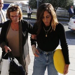 Anabel Pantoja, arropada por su madre en el tanatorio de su padre Bernardo Pantoja