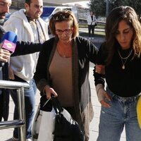 Anabel Pantoja, arropada por su madre en el tanatorio de su padre Bernardo Pantoja