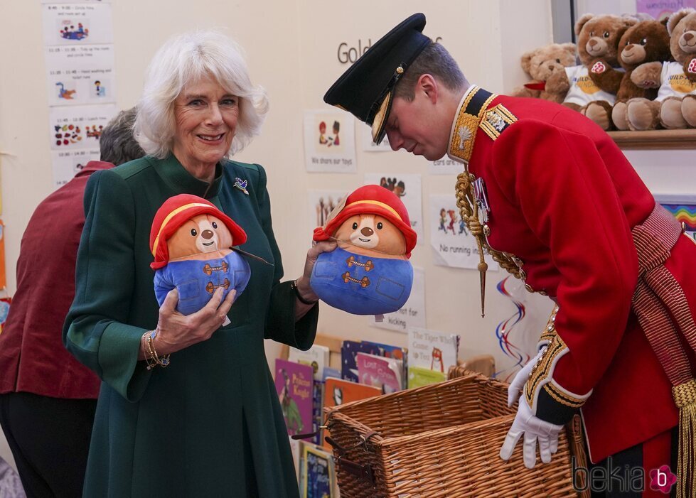 La Reina Camilla reparte ositos Paddington en uno de los jardines de infancia de Barnardo's