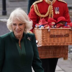 La Reina Camilla en el reparto de ositos Paddington en un jardín de infancia