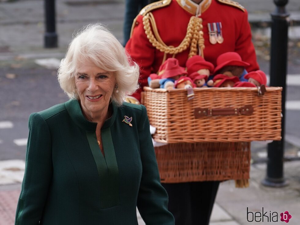 La Reina Camilla en el reparto de ositos Paddington en un jardín de infancia